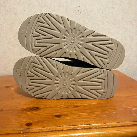 UGG Classic Street Graffiti Mini Ankle Boot EUC Womens Size 9 SN1105443 - Picture 9 of 11